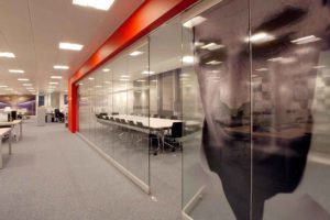Безрамная стеклянная противопожарная перегородка / серия FRM5211